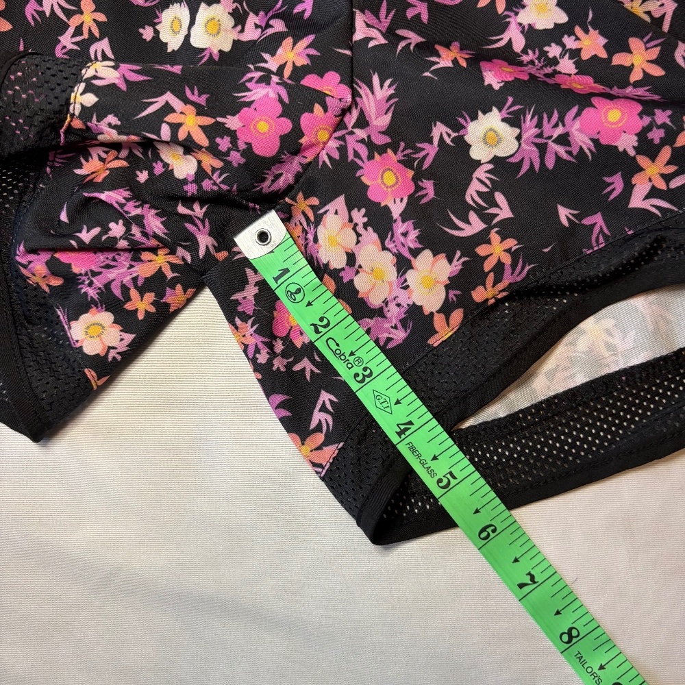 In Good State Running Short Black With Floral Print Size Medium - Picture 4 of 7